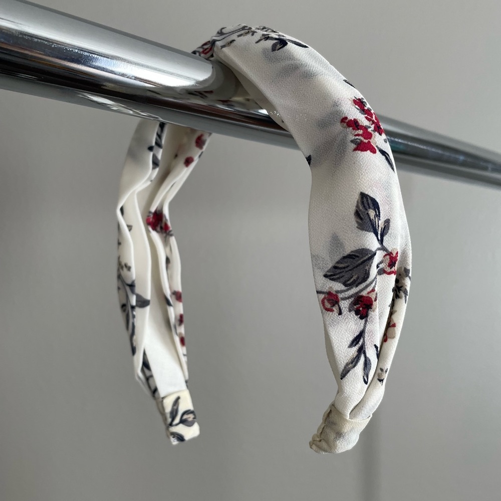 Francesca’s Floral Knotted Headband